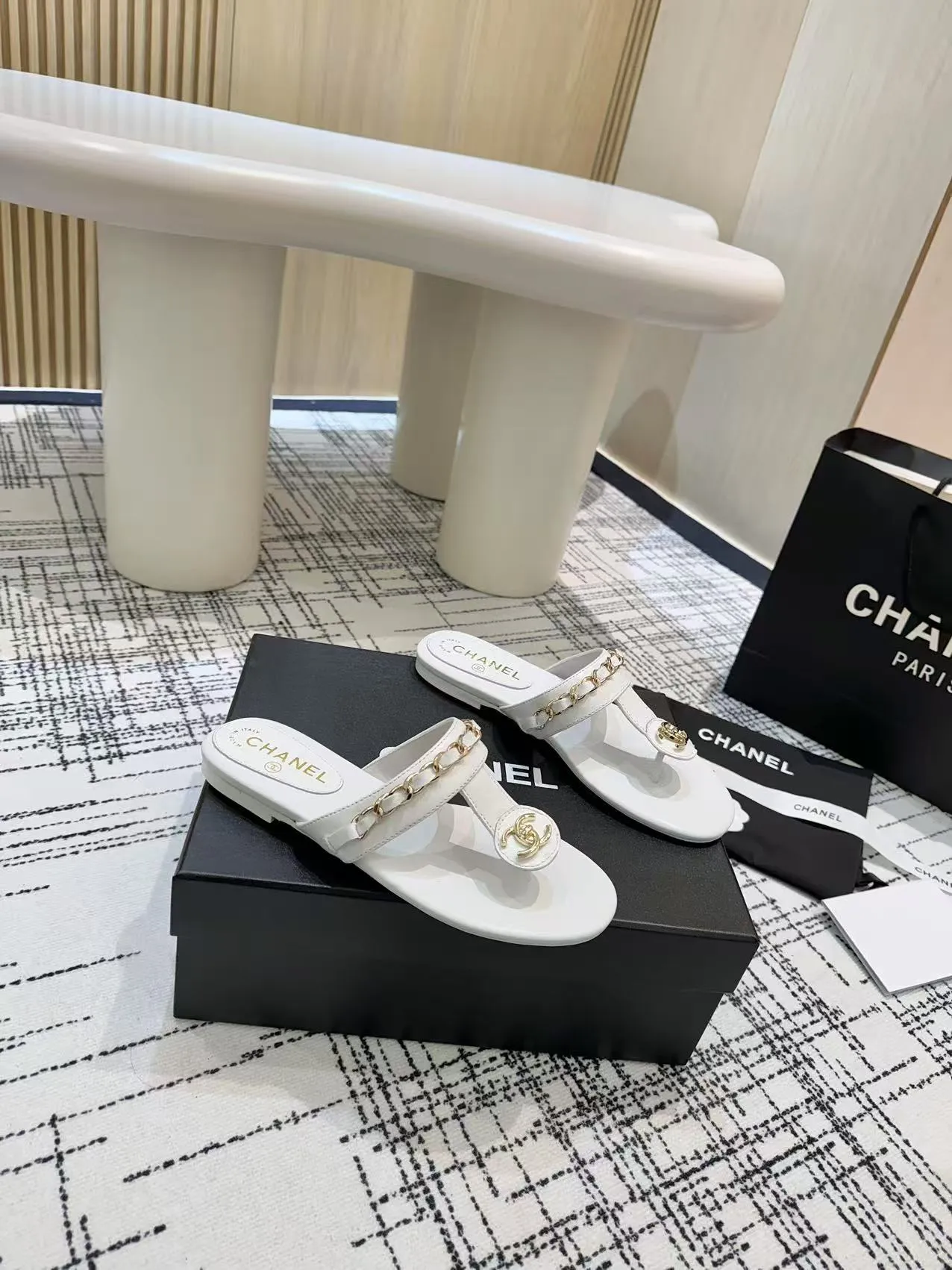 👟👟Ex-factory price 480👟👟 Top version Chanel Chanel - 2025 spring model, counter top double C sandals, this classic design; the extraordinary double C incorporates a variety of color elements... The diversified mix and match is very beautiful and versatile, very light on the foot, comfortable, super delicate and elegant, and can be used outdoors... ꫛꫀꪝ Go➫ Material: ❶Upper made of: Original imported sheepskin ❷Inner lining: Original sheepskin lining ❸Outsole based on: Original Italian genuine leather outsole Counter boutique packaging complete set for women 35–40 (customized for 41) 3 colors available (black, white, apricot)
